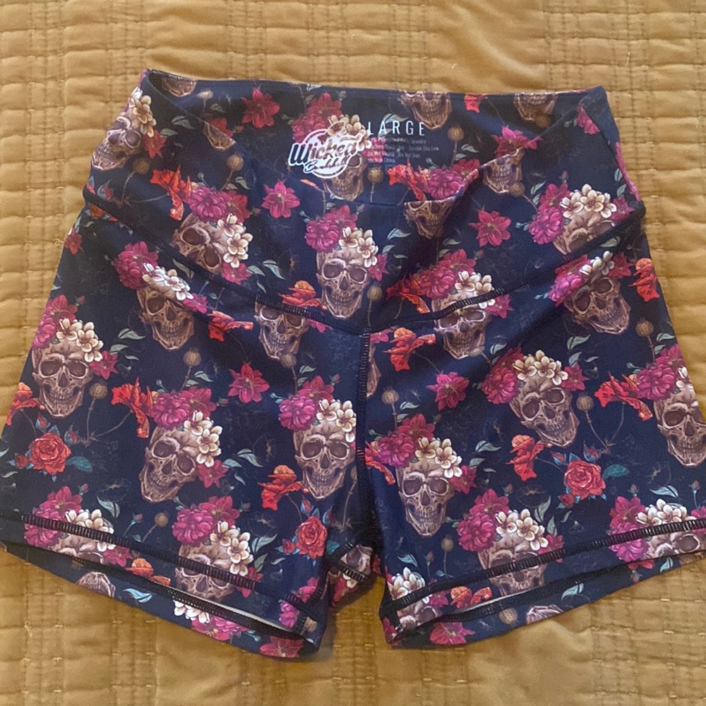 Wicked Bombshell WOD CrossFit gym athletic booty shorts. Size large